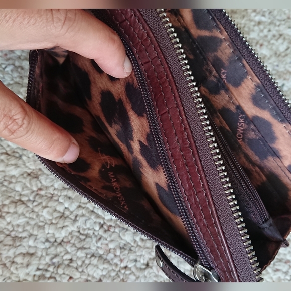 B. Makowsky dark brown leather zip around closure wallet - Picture 3 of 9
